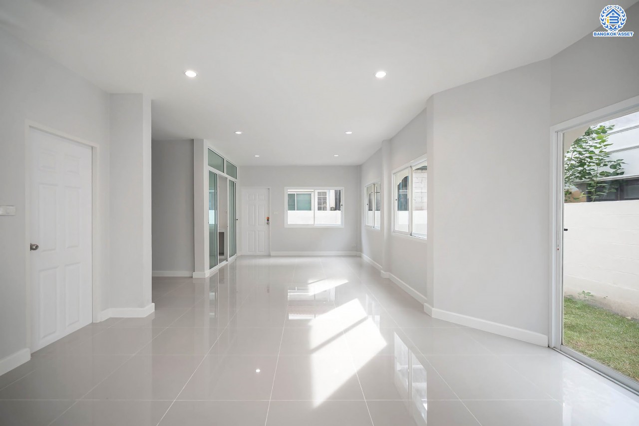 บ้านมือสองตกแต่งใหม่ โครงการ ซื่อตรง รัตนาธิเบศร์ หน้าโครงการติดรถไฟฟ้า "สถานีไทรม้า" เนื้อที่ 40 ตร.ว. ฟังก์ชัน 3 ห้องนอน 3 ห้องน้ำ 1 ที่จอดรถ เชื่อมต่อได้หลายเส้นทาง ใกล้เซ็นทรัลรัตนาธิเบศร์ และทางด่วน "งามวงศ์วาน"